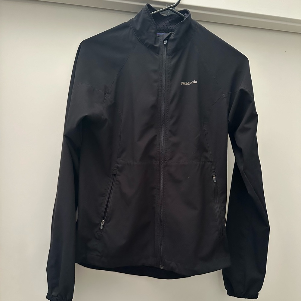 Patagonia fitted windbreaker / rain jacket - size small